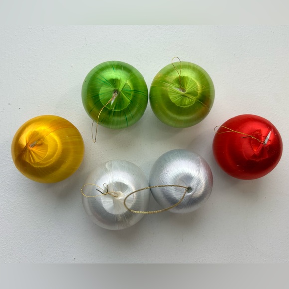 Vintage silk satin thread bauble Christmas ornaments red gold green lot of 6 - Picture 1 of 4
